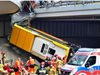 Автобус падна от мост във Варшава, има жертви