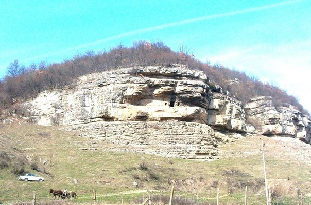 Скалният манастир край поповското село Крепча.