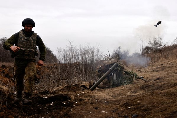 Украински войници край Бахмут СНИМКА: Ройтерс