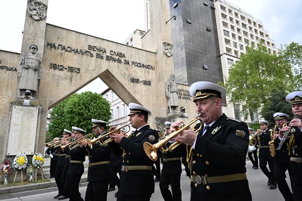 С военни почести и полагане на венци и цветя пред Арката на Осми приморски полк Във Варна беше отбелязан Денят на Европа.
Снимка: Орлин Цанев