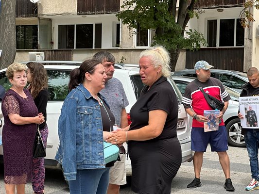 Атанаска Бакалова ридае на протеста в Пловдив.


Снимки: Авторът