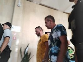 Двамата задържани на яхтата с наркотици в Бургаския окръжен съд.