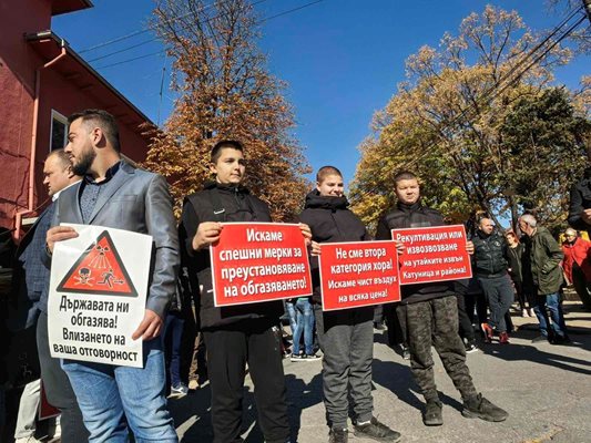 Жителите на Катуница излязоха на протест заради продължителното обгазяване вследствие на пожара.