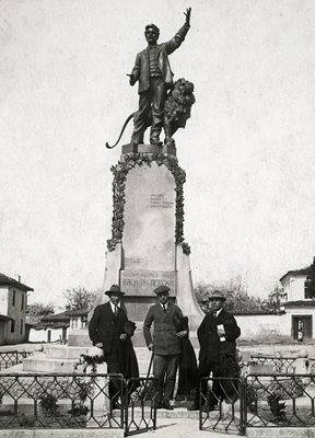 Паметникът на Васил Левски в Карлово. На него са изписани имената на част от жертвите през 1877 г.