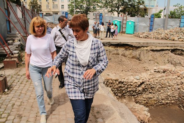 Фандъкова инспектира разкопките на площад "Св. Неделя" СНИМКИ: Благой Кирилов