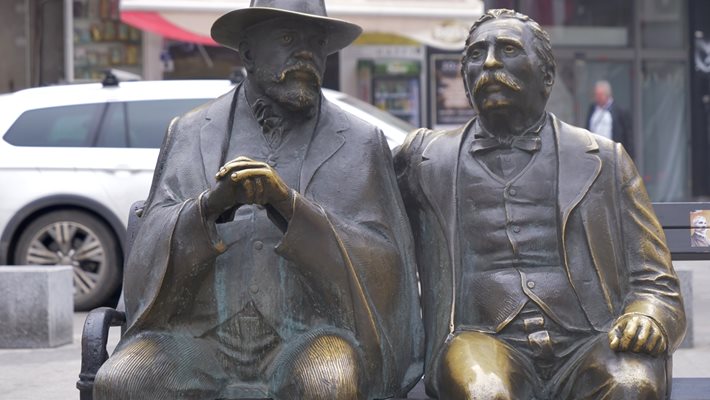 Статуята на Пенчо и Петко Славейкови на площад "Славейков" 