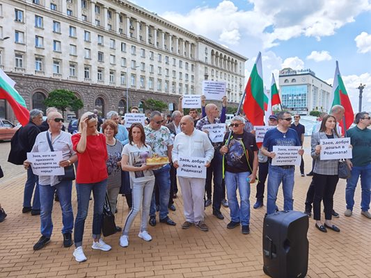 Протест с плакати “Добре дошъл в Родината!” чакаше Зоран Заев между сградите на МС и президентството.