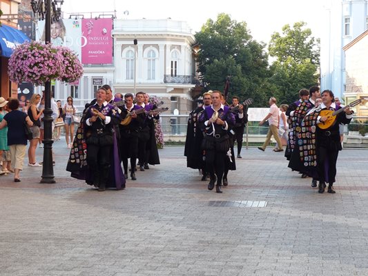 Испанските мариачи от "Ла Туна" отново ще направят шествие по главната улица в Пловдив.