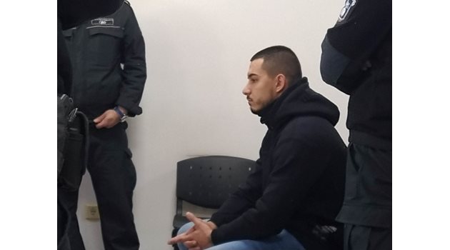 Полицаят Денислав Борисов седна в съдебната зала.