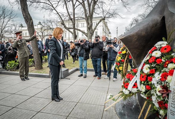 Йорданка Фандъкова се поклони пред Паметника на спасението

Снимка: Аделина Ангелова