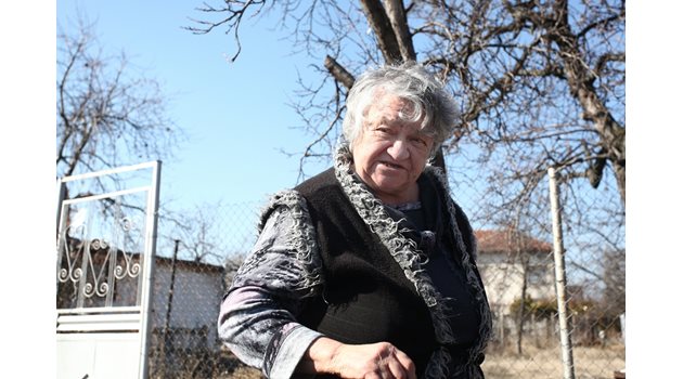 71-годишната Радка Гълъбова, която живее на съседната на семейство Ранови улица споделя, че често засичала майката Ирена