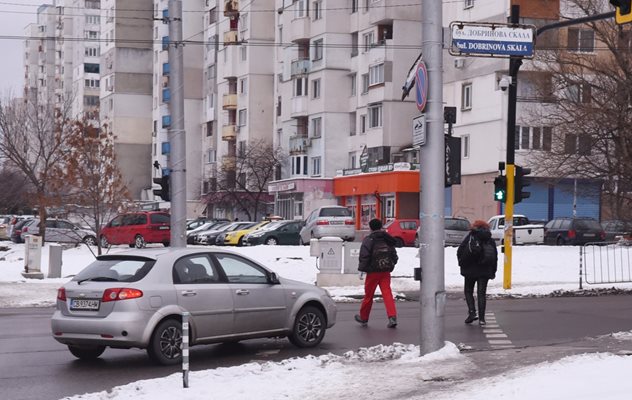 И светофарът за надясно, и този

за пешеходците свети зелено на

мястото, където Али бе блъсната.

СНИМКА: ВЕЛИСЛАВ НИКОЛОВ