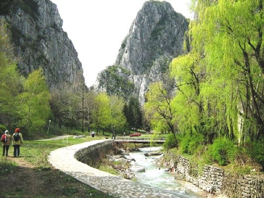 Проходът Вратцата с река Лева край Враца
