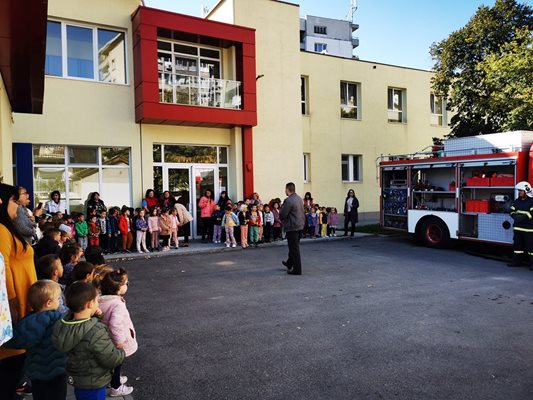 Децата изгледаха с интерес занятието.