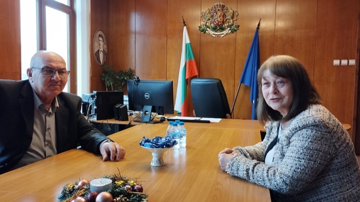 Георги Гугучков разговаря с шефката на РУО Розалия Личева