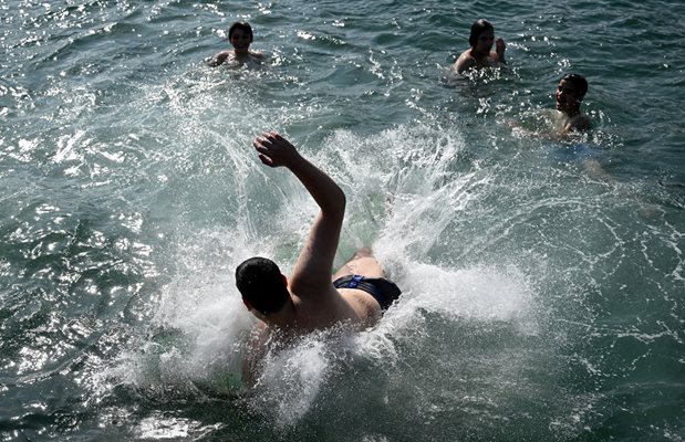 Деца се разхлаждат със скокове в района на първа буна във Варна СНИМКА: Орлин Цанев