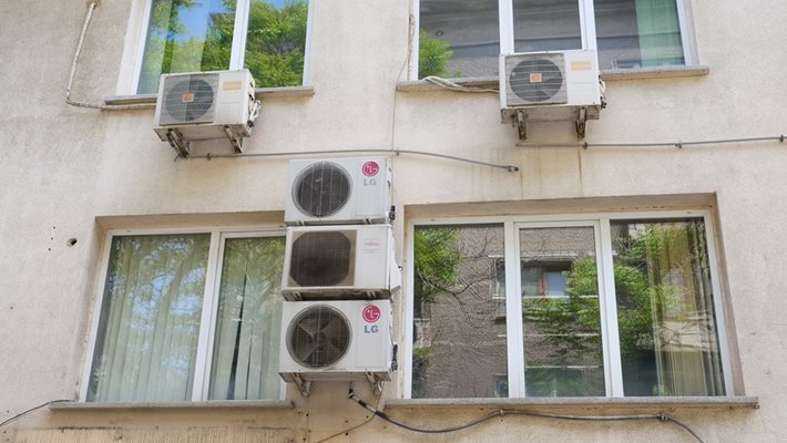Грозд от климатици на жилищна сграда
