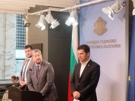 Йордан Иванов, Кирил Петков и Христо Иванов дадоха брифинг в парламента