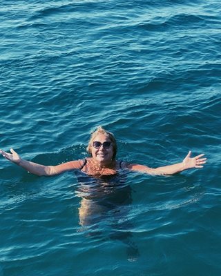 Марта се чувства страхотно във водата
