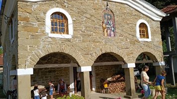 Черквата в сливенското село Раково с нова, уникална икона