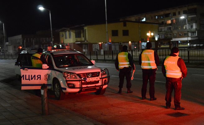 Служители на РУ Монтана са установили малолетни извършители на пожар. На 26.07.2024 г. около 15,40 ч. в къщата на 42-годишен жител на село Габровница, община Монтана, възникнал пожар, в резултат на който се запалила и изгоряла цялата покривна конструкция на къщата - около 120 кв. м. и част от домакинската посуда.