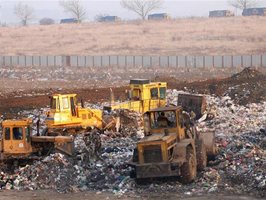 Фадроми заравняват отпадъците на сметището в Суходол. Ако законът вече действаше, Столична община не би могла да ползва пари от еврофондовете за завода за отпадъци, тъй като не направи нищо за изграждането на ново депо.
СНИМКА: “24 ЧАСА”