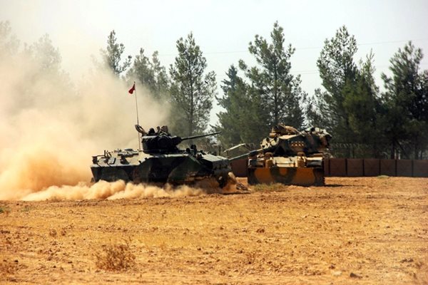 Турски танкове провеждат операция в Сирия.