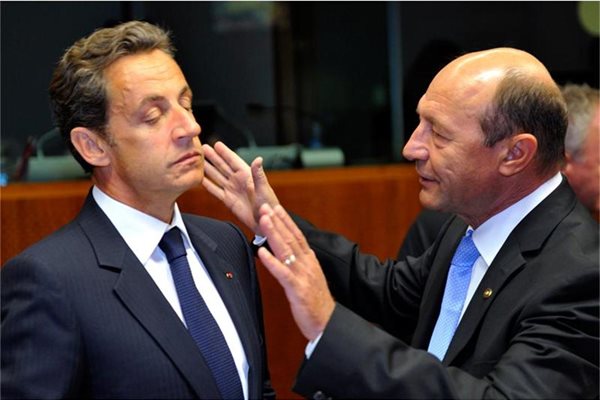 Румънският президент Траян Бъсеску (вдясно) се опитва да обясни на френския си колега Саркози как ще интегрира ромите, които се връщат обратно.
СНИМКИ: РОЙТЕРС