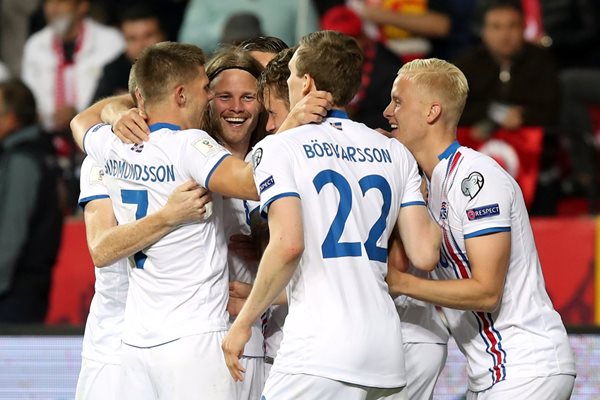 Исландците се радват след третия гол във вратата на Турция на стадиона в Ескишехир.