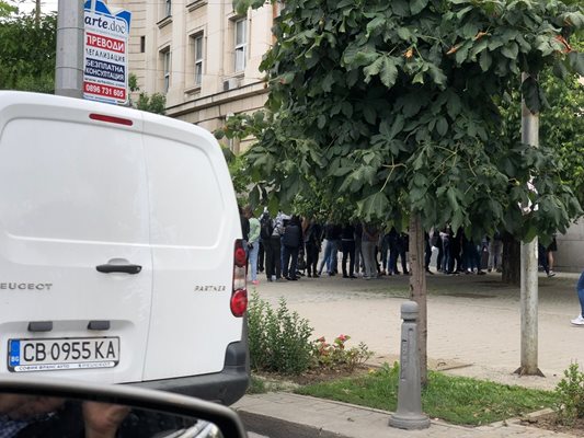 Опашки от кандидат-студенти се извиха около Софийския университет, където от седмица тече записване за участие в класиране. Само вчера в ректората документи са подали над 600 души.