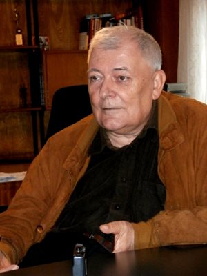 Авторът на химна Любомир Пеевски е основен сценарист на миналите, така и на бъдещите "кабарета".
