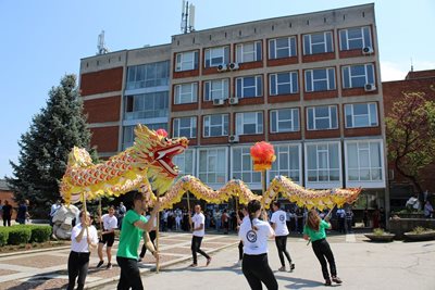 Китайски дракон се появи пред Ректората за откриването

Снимка: ВТУ "Св.св. Кирил и Методий"