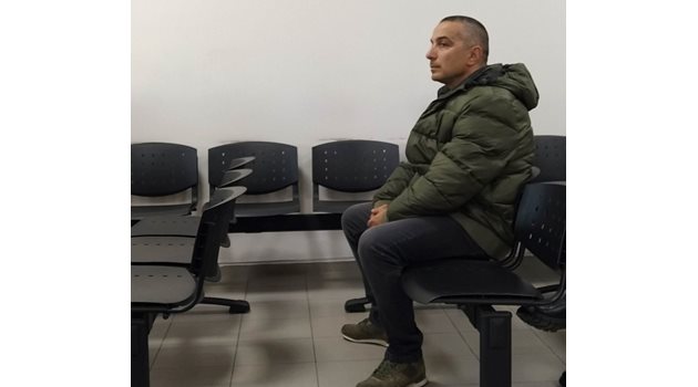 Бащата на Денислав Борисов Роман бършеше сълзи в съдебната зала.