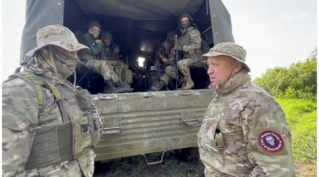 Пригожин (вдясно) говори с военнослужещи по време на изтеглянето на “Вагнер” от Бахмут.
СНИМКА: РОЙТЕРС