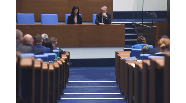 Премиерът акад. Николай Денков и вицепремиерът Мария Габриел получиха подкрепа от депутатите. В залата дойдоха и лидерите на ПП-ДБ, а 21 от ГЕРБ липсваха.