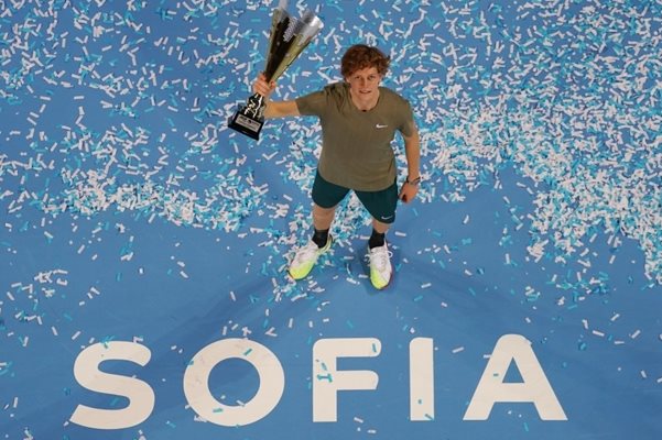 14 ноември 2020 г. - Яник Синер с първия трофей от тенис турнир от ATP тура в кариерата си, купата от София. СНИМКА: ЛЮБОМИР АСЕНОВ, LAP.BG