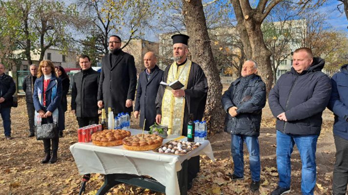 Свещеник освети първата копка на нова детска градина на ул. "Констатин Геров" в район "Южен". Снимка: Радио Пловдив