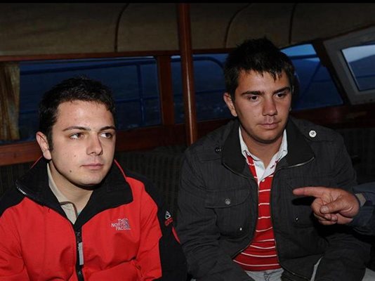 20-годишните моряци Драган Наумовски (вляво) и Васко Маркоски не се смятат за герои.
СНИМКИ: ЙОРДАН СИМЕОНОВ