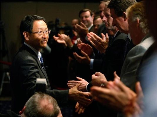 Акио Тойода се ръкува със служители на “Тойота” на среща във Вашингтон.
СНИМКИ: РОЙТЕРС