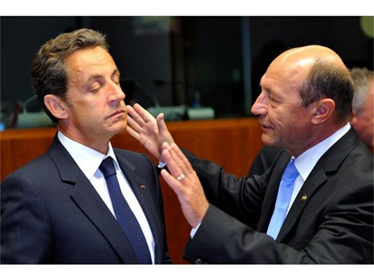 Румънският президент Траян Бъсеску (вдясно) се опитва да обясни на френския си колега Саркози как ще интегрира ромите, които се връщат обратно.
СНИМКИ: РОЙТЕРС