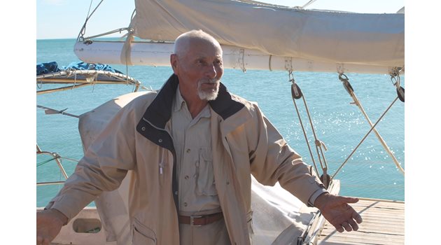 Д-р Васил Куртев прекара почти две години в океана, преследвайки мечтата си.
