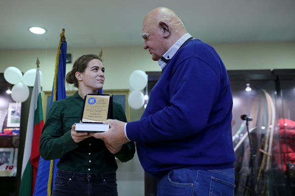 Тайбе Юсеин получава наградата си от легендата Александър Томов