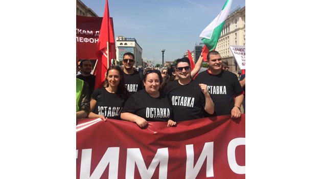 Десислава Йорданова е един от най-активните червени активисти в града под тепетата и участва във всички антиправителствени протести, дори в София.