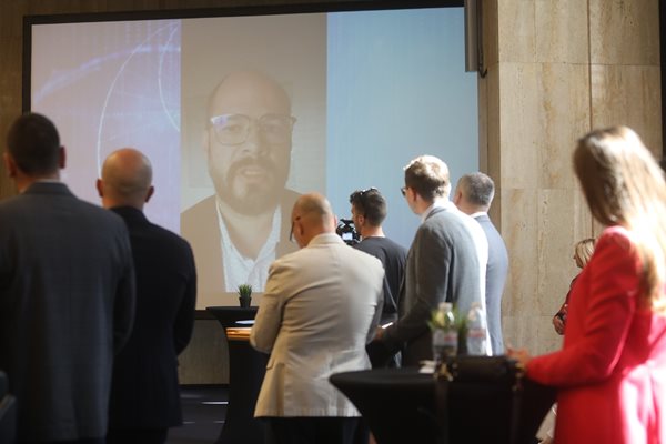 Награденият д-р Антон Елкин се включи с видео обръщение по време на церемонията.