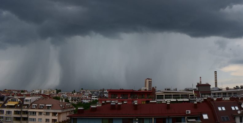 Страховита буря се изви над София и наводни някои квартали Снимка: Facebook/MeteoBalkans