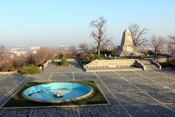 Пред паметника на Цар Освободител, където ще се съберат десетки пловдивчани в неделя, е почистено.