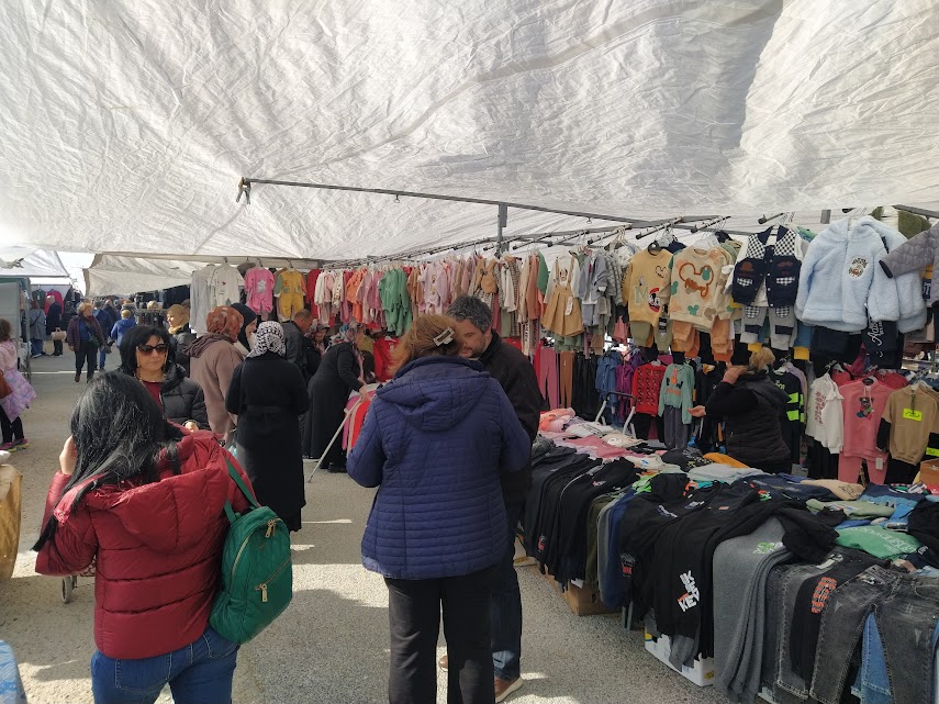 Иззеха дрехи с лого на защитени марки от Неделния пазар в Димитровград