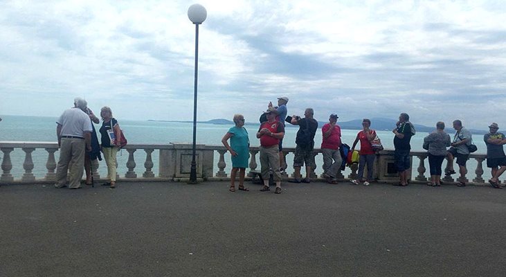 Бургазлии се тълпят на парапета до Морското казино, за да снимат феномена.
