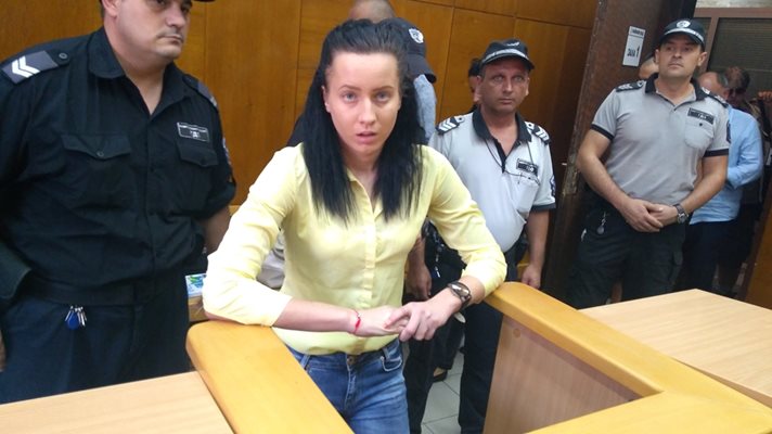 Габриела Медарова в съда. СНИМКИ: АВТОРЪТ