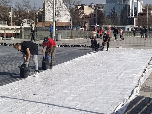 Работници прибират елементите от ледената пързалка в Пловдив.